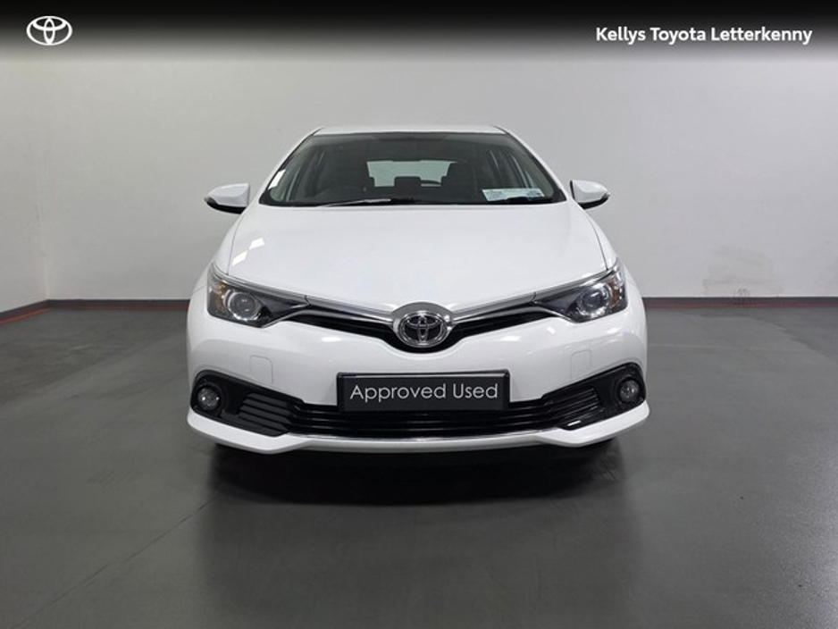 2016 Toyota Auris - image 4