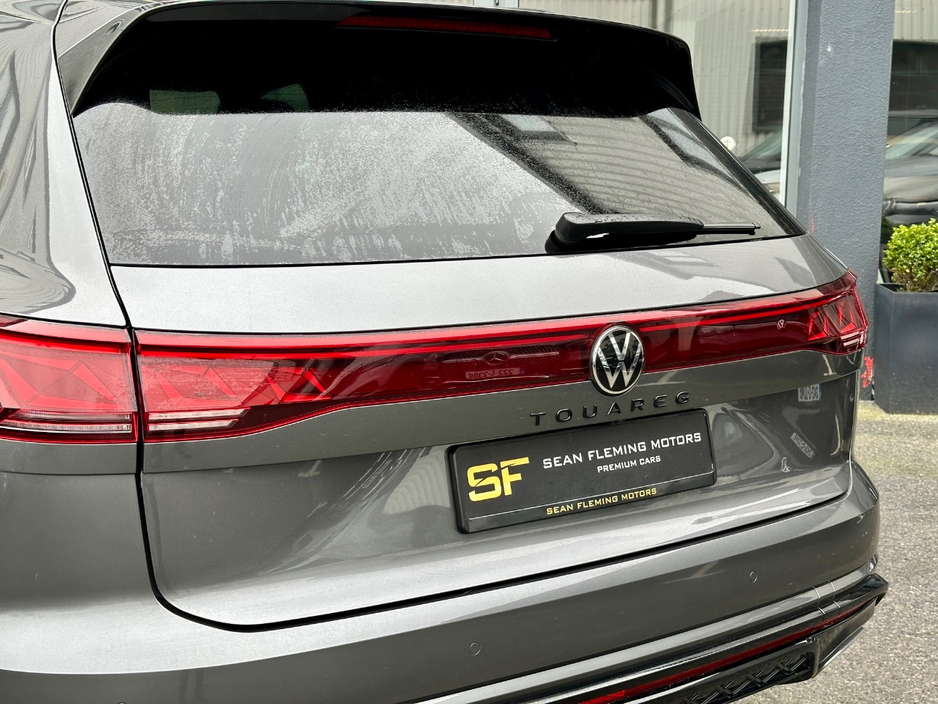 2025 Volkswagen Touareg - image 9