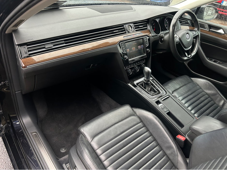 2016 Volkswagen Passat - image 9