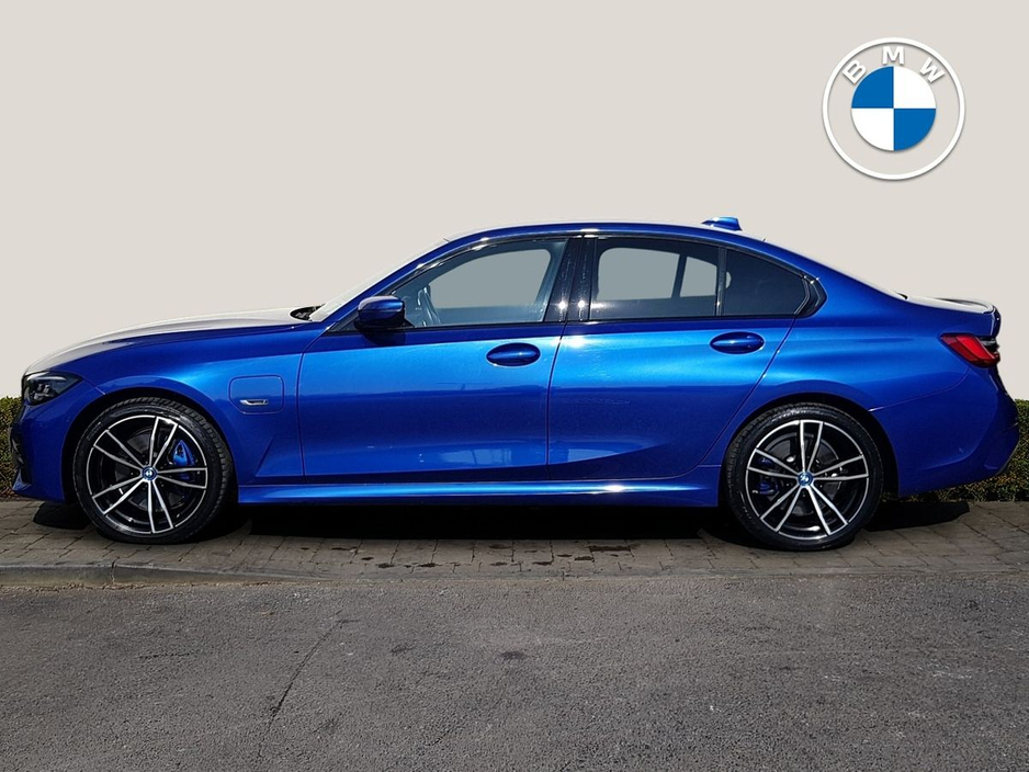 2022 BMW 3 Series - image 3