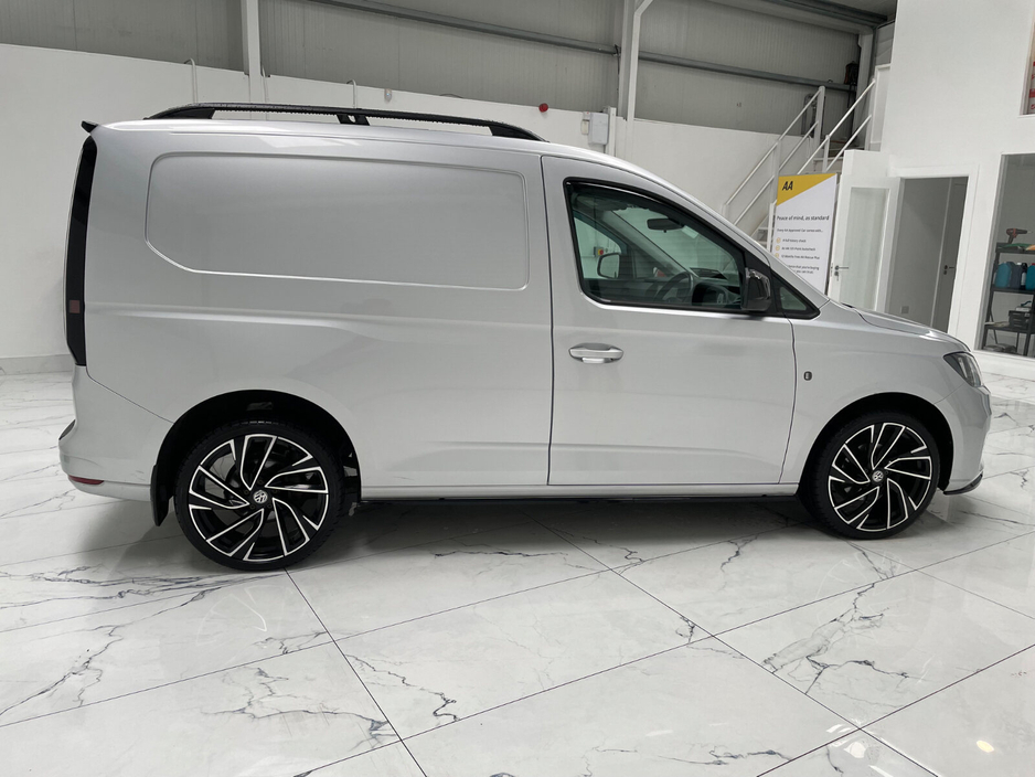 2023 Volkswagen Caddy - image 2