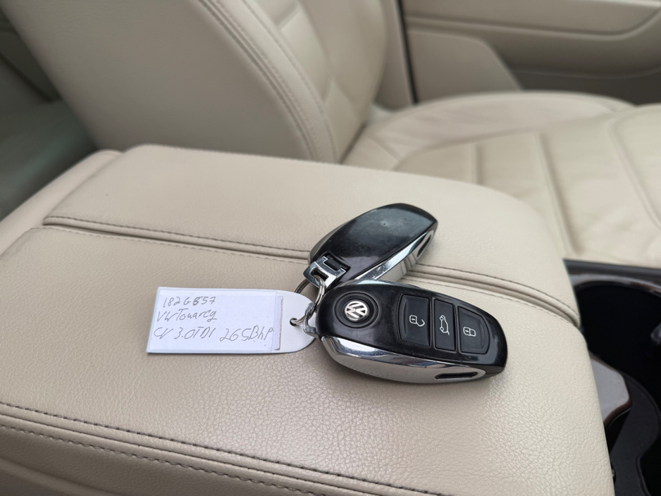 2018 Volkswagen Touareg - image 17