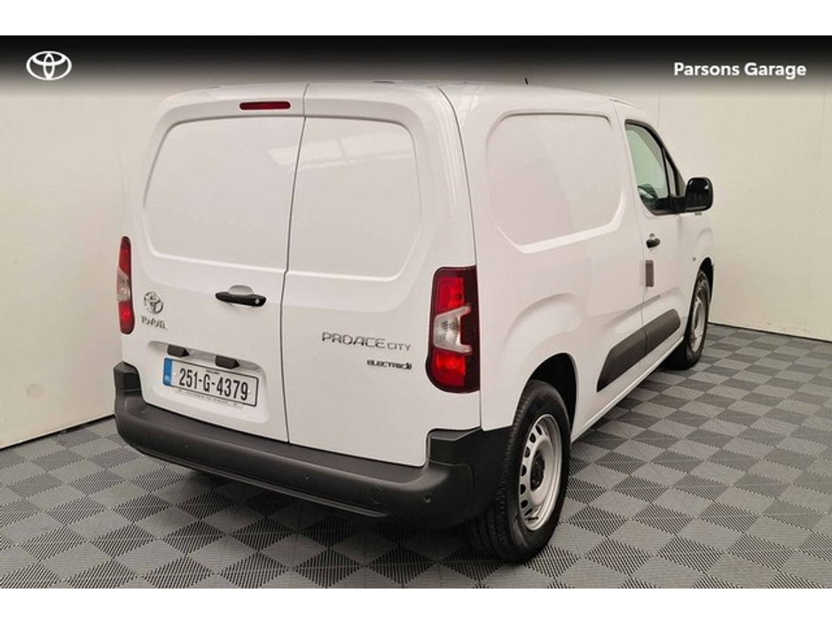 2025 Toyota Proace City - image 2