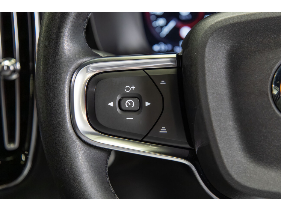 2022 Volvo XC40 - image 16