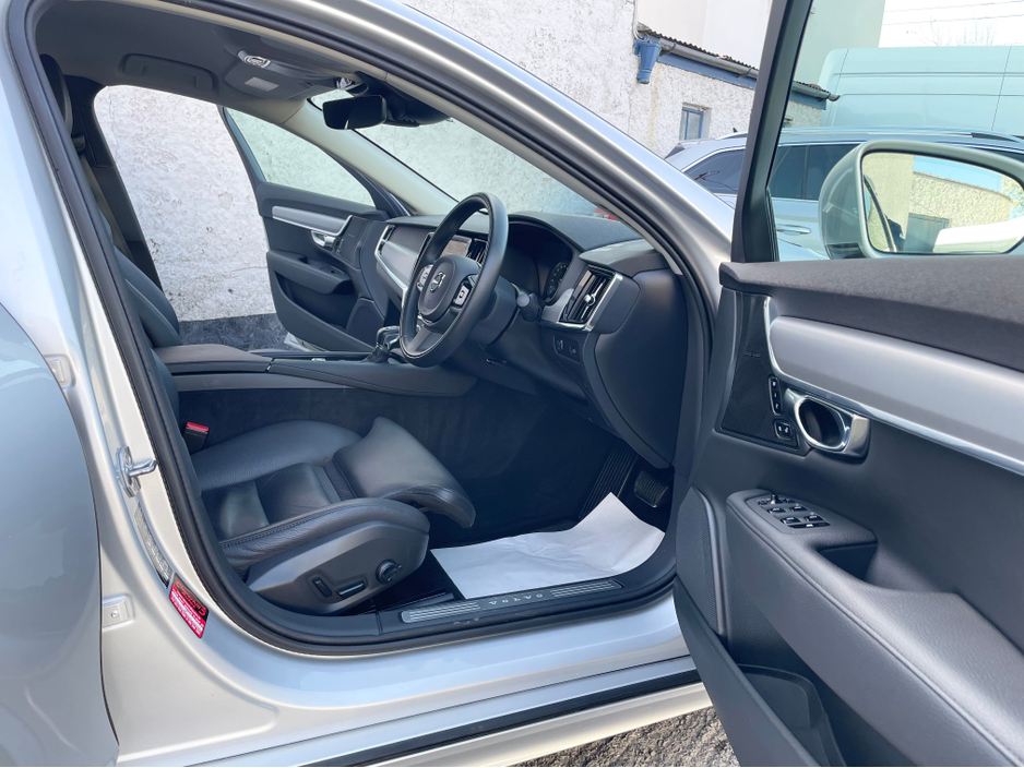 2020 Volvo S90 - image 7
