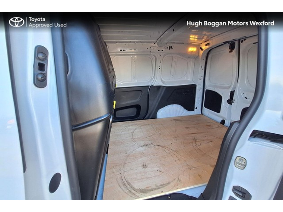2024 Toyota Proace City - image 8