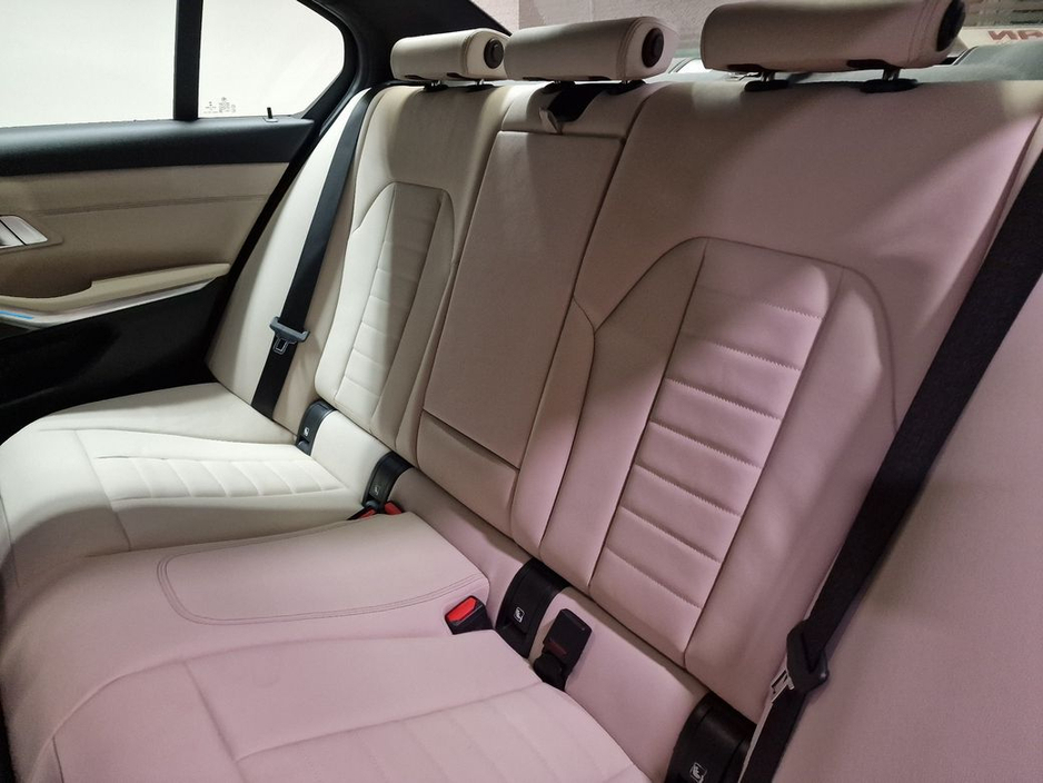 2023 BMW 3 Series - image 11