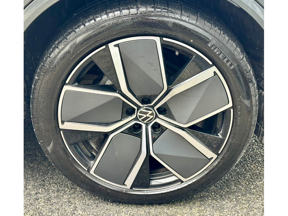 2025 Volkswagen Touareg - image 7