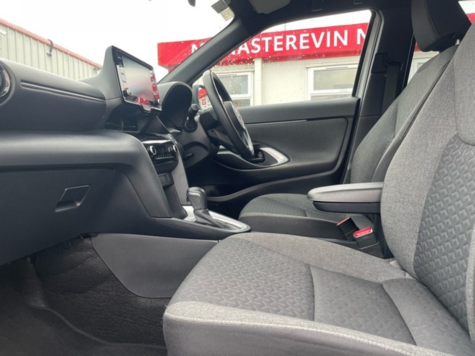 2022 Toyota Yaris Cross - image 6