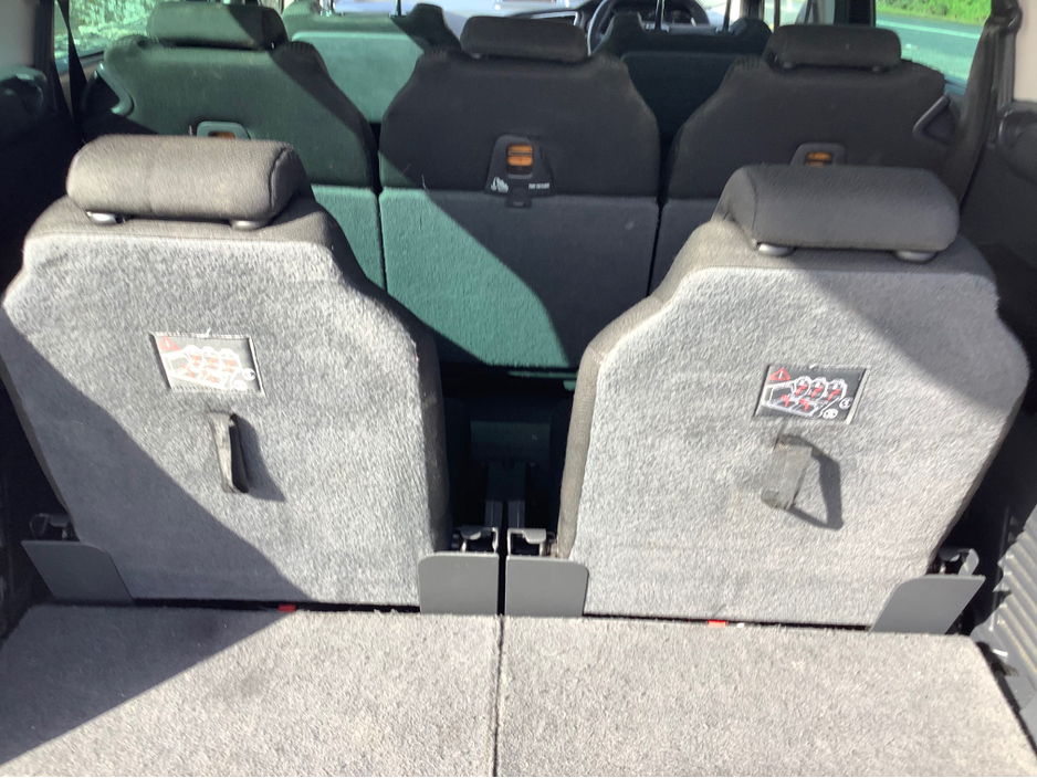 2010 Peugeot 5008 - image 11