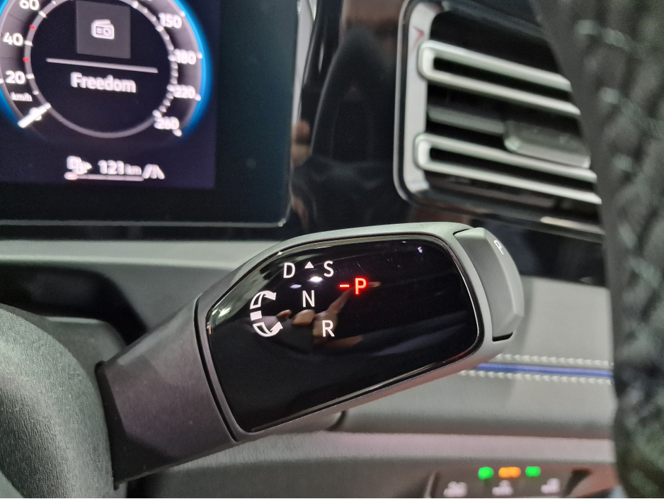 2025 Volkswagen Tiguan 1.5TSi PHEV R-LINE AUTOMATIC **ONE OWNER / NEW MODEL / APPLE CARPLAY / ADAPTIVE CRUISE CONTROL / BLIND SPOT ASSIST / HEATED & MASSAGE FRONT SEATS / HEATED STEERING WHEEL / WIRELESS PHONE CHARGING** €50,900