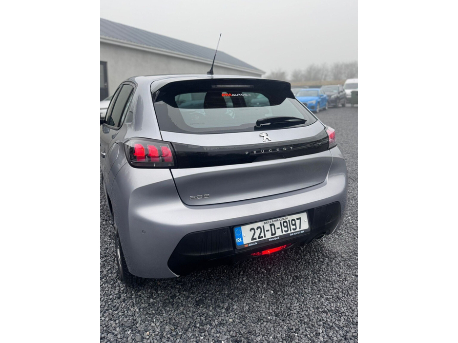 2022 Peugeot 208 - image 6