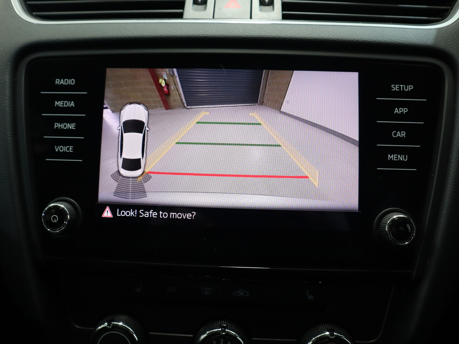 2020 Skoda Octavia - image 17