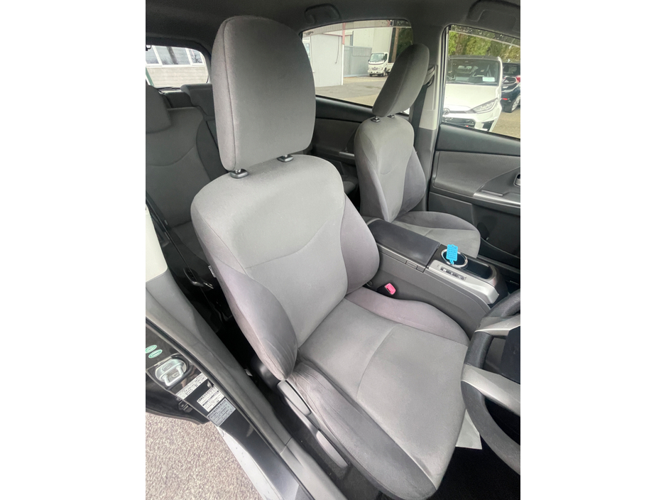 2014 Toyota Prius Alpha - image 12