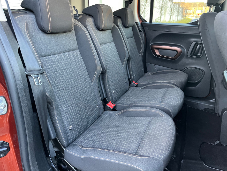 2020 Peugeot Rifter - image 8