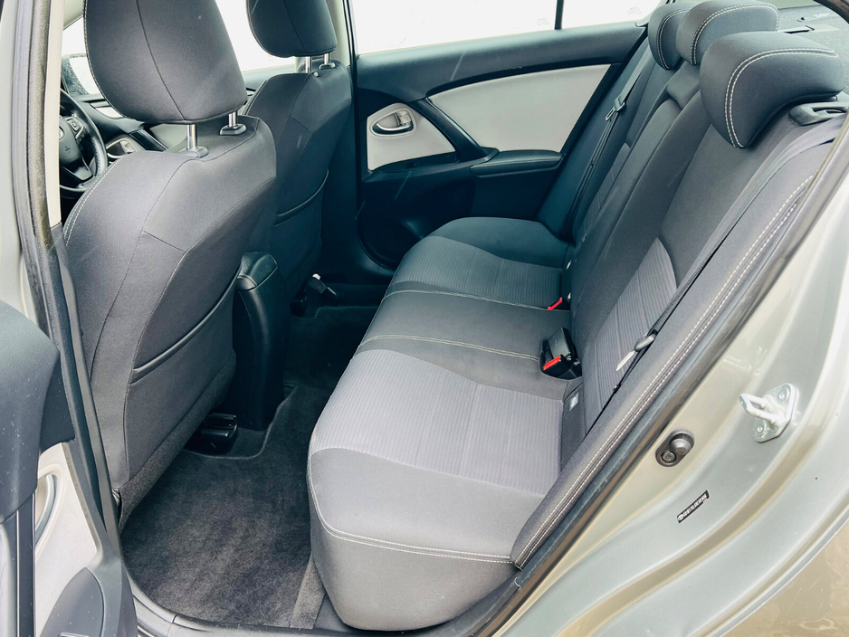 2015 Toyota Avensis - image 5