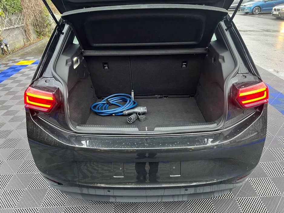 2023 Volkswagen ID.3 LIFE 58KWH // APPLE CARPLAY/ANDROID AUTO // PARKING SENSORS // DUAL ZONE CLIMATE CONTROL €20,950