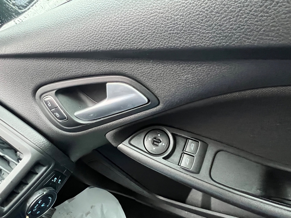 2017 Ford Focus - image 27