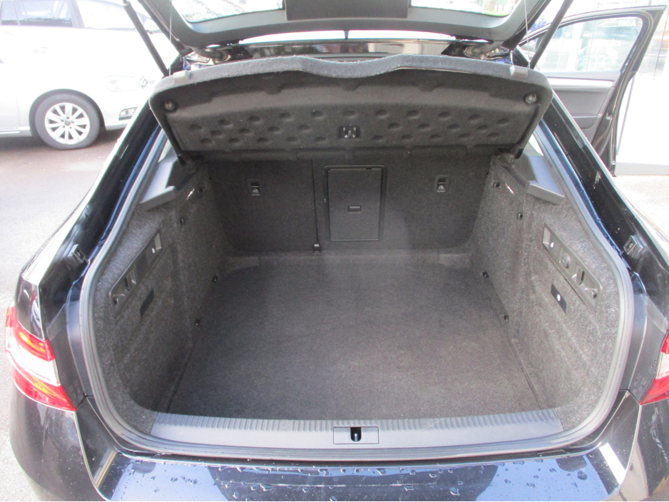 2022 Skoda Superb - image 15