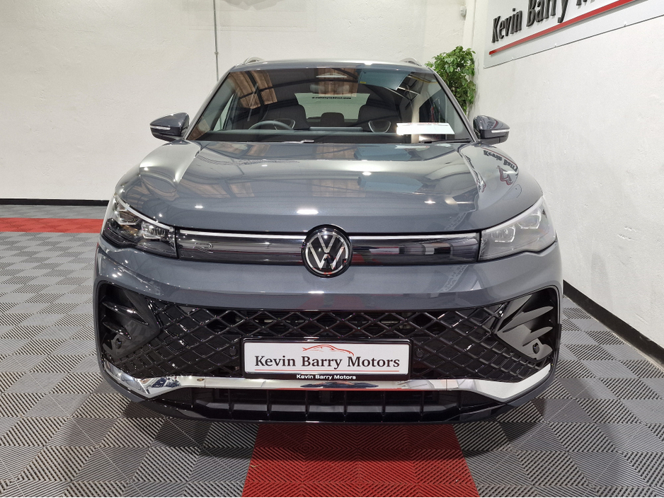 2025 Volkswagen Tiguan 1.5TSi PHEV R-LINE AUTOMATIC **ONE OWNER / NEW MODEL / APPLE CARPLAY / ADAPTIVE CRUISE CONTROL / BLIND SPOT ASSIST / HEATED & MASSAGE FRONT SEATS / HEATED STEERING WHEEL / WIRELESS PHONE CHARGING** €50,900