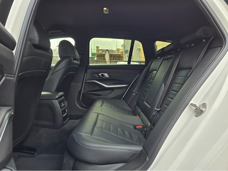 2021 BMW 3 Series - image 13