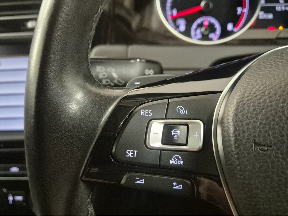 2016 Volkswagen Golf **HIGHLINE**ONLY 82000KMS**ALCANTARA SEATS**17" ALLOYS DIAMOND CUT**LANES ASSIST**KEYLESS ENTRY AND START**ADAPTIVE CRUISE CONTROL**DUAL ZONE CLIMATE CONTROL**REVERSE CAMERA**BLUETOOTH STREAMING €15,499