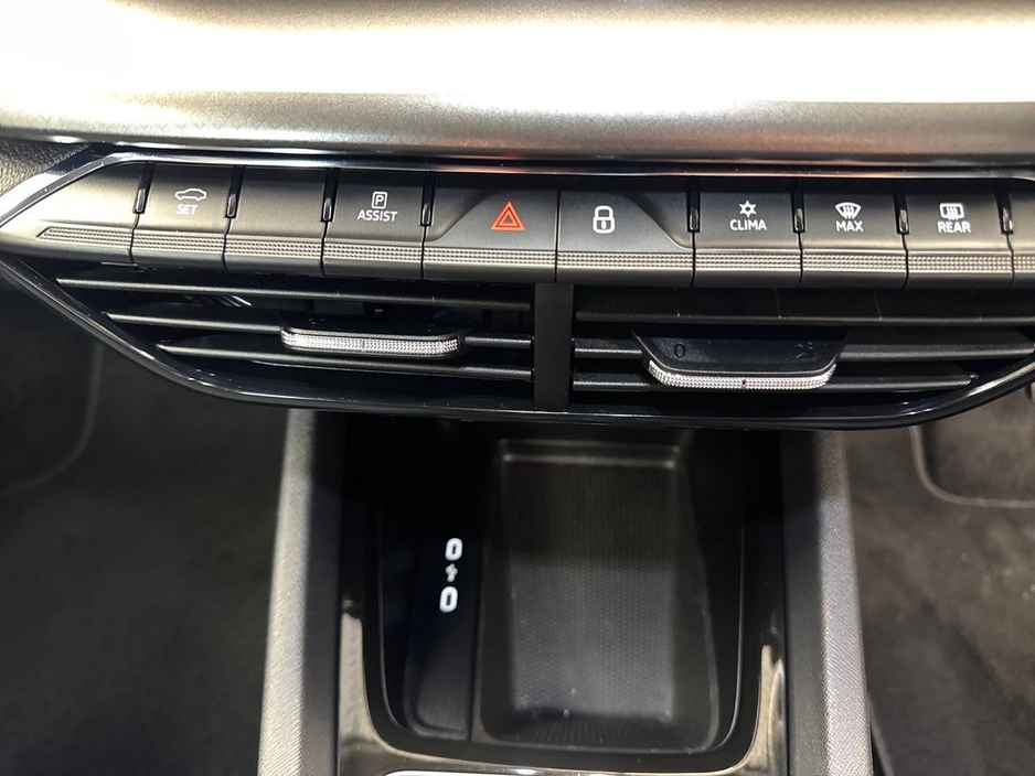 2023 Skoda Octavia - image 17