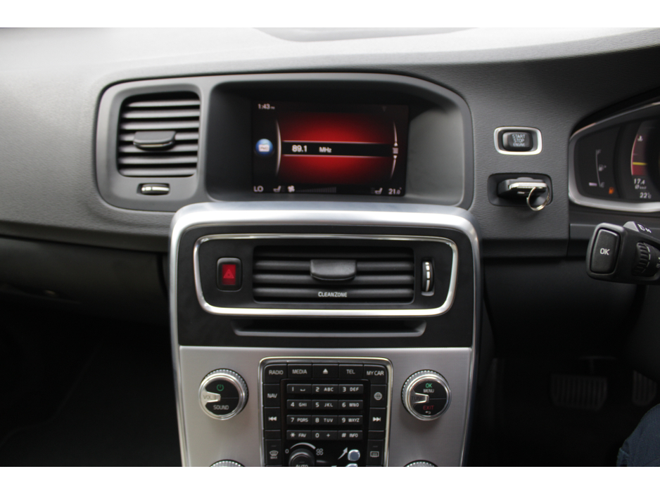 2017 Volvo V60 - image 13