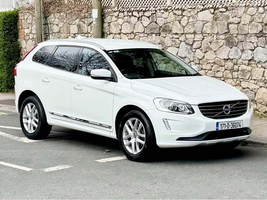 2017 Volvo XC60 - image 2