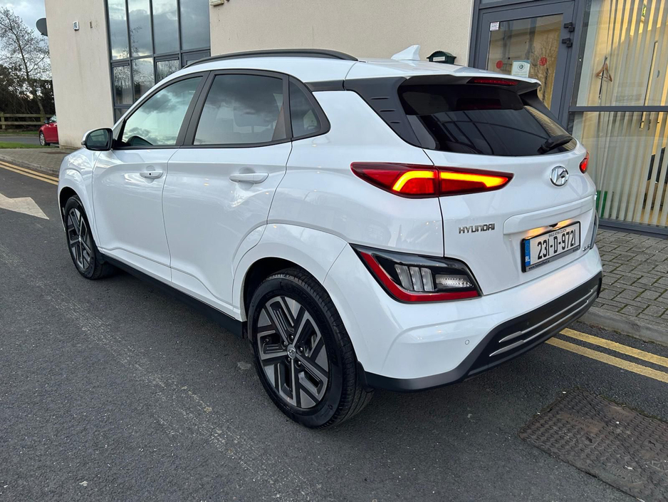 2023 Hyundai Kona - image 2