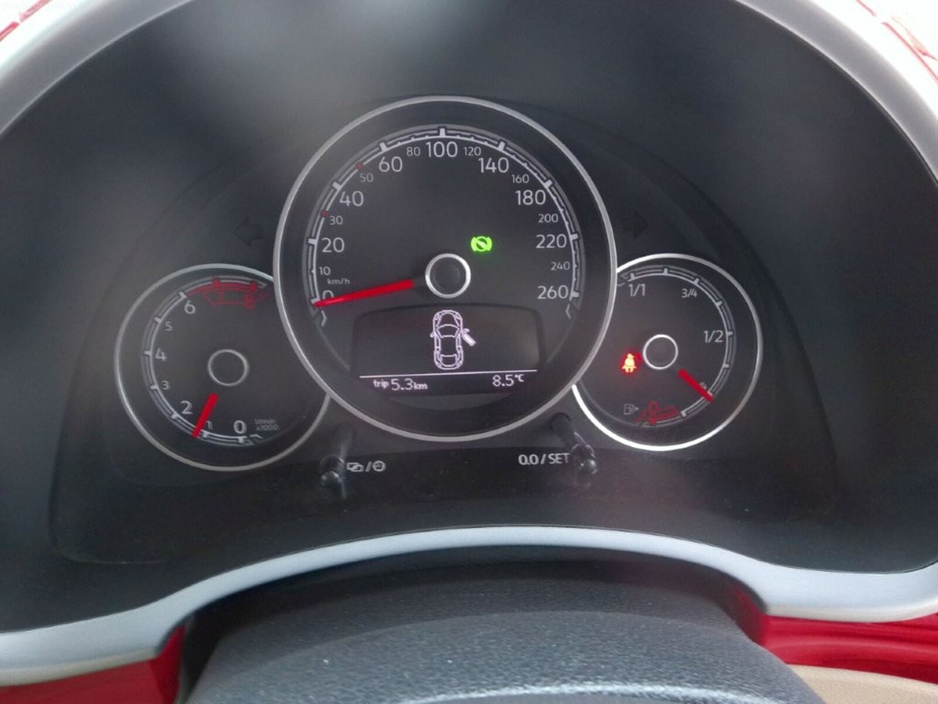 2017 Volkswagen Beetle - image 6