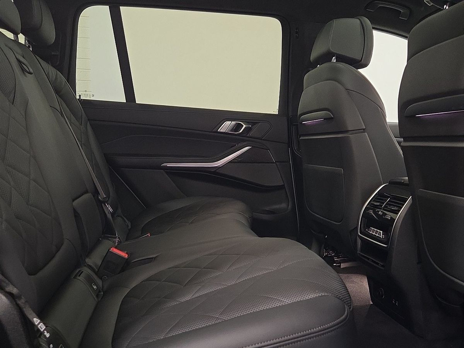 2023 BMW X7 - image 22