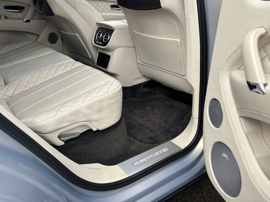 2016 Bentley Bentayga - image 28