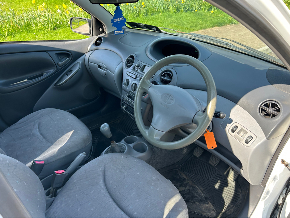 1999 Toyota Yaris - image 7