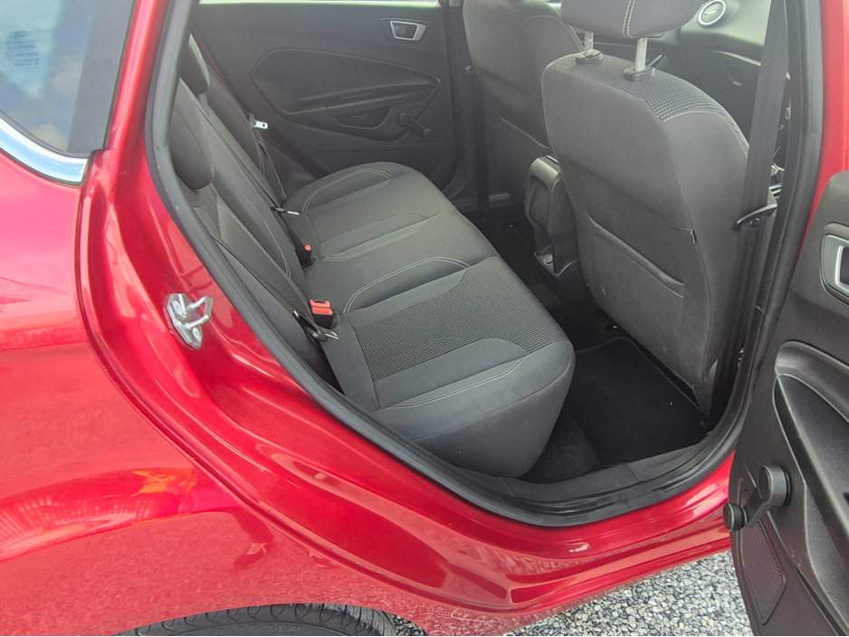 2016 Ford Fiesta - image 2