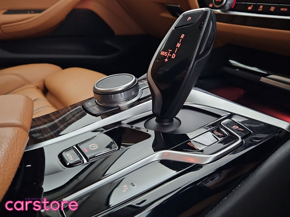 2021 BMW 5 Series - image 19