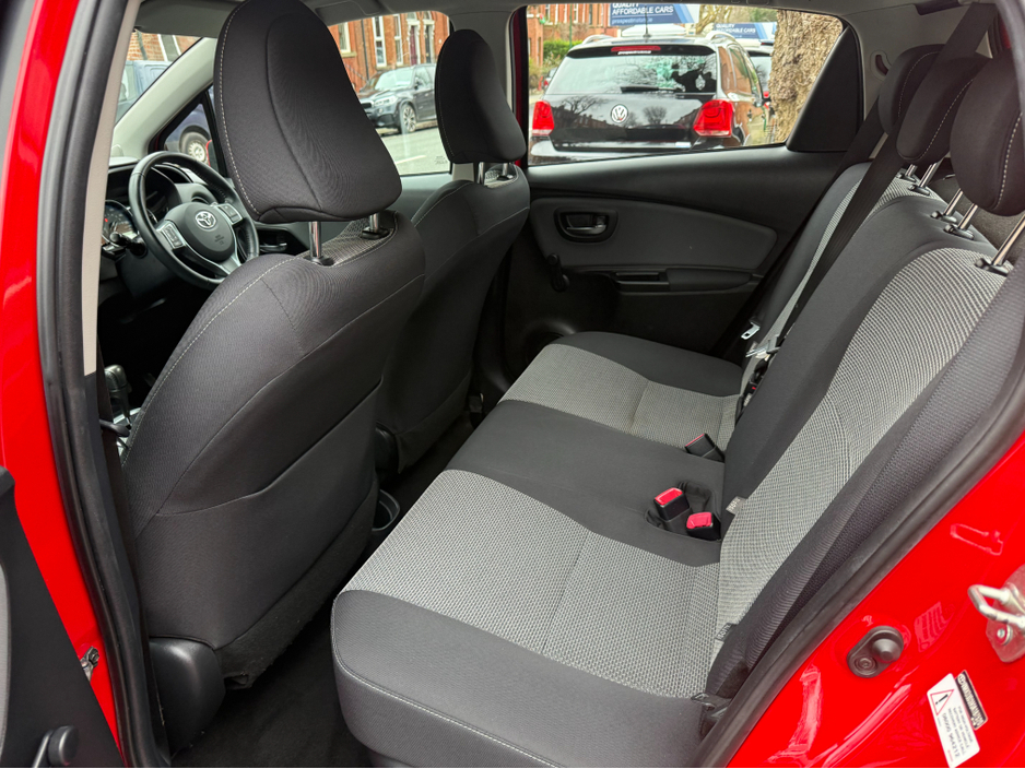 2015 Toyota Yaris - image 12