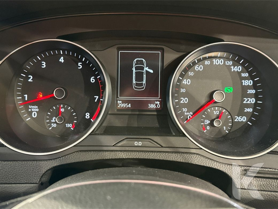 2016 Volkswagen Passat - image 13