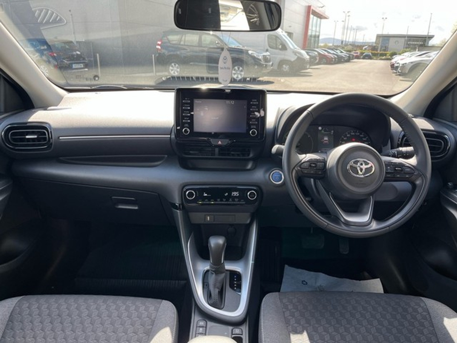 2023 Toyota Yaris - image 8