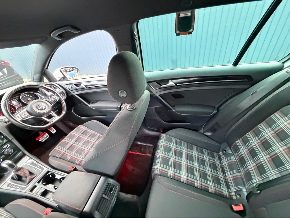 2017 Volkswagen Golf - image 39