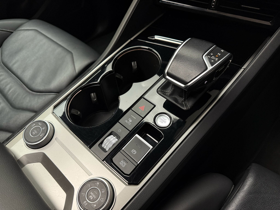 2020 Volkswagen Touareg - image 21