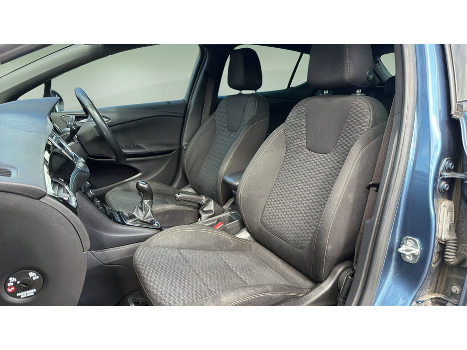 2015 Vauxhall Astra - image 12