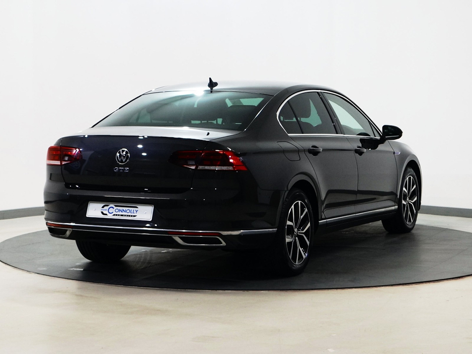 2021 Volkswagen Passat - image 3