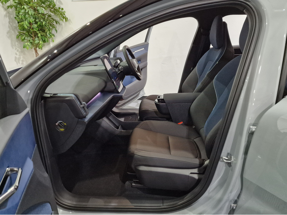 2024 Volvo EX30 - image 9
