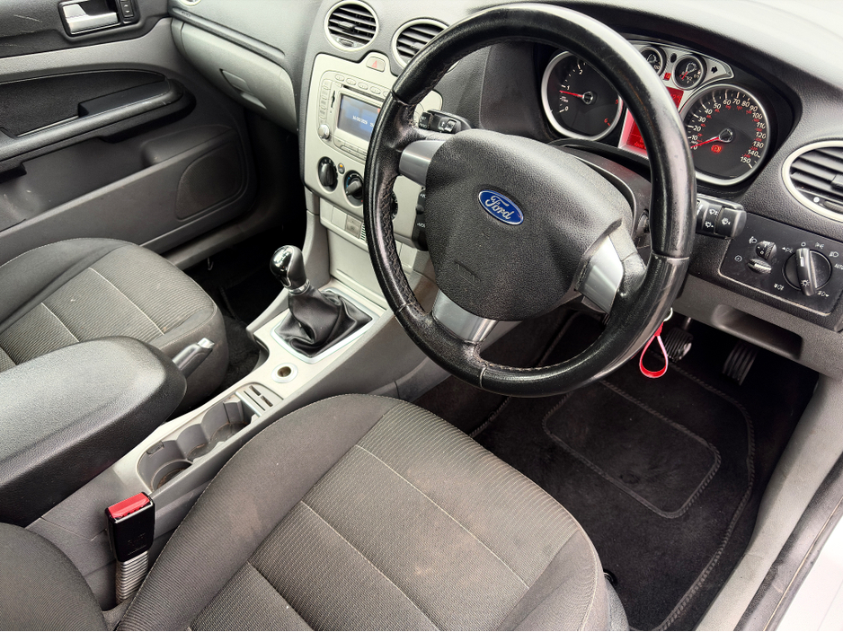 2011 Ford Focus - image 2