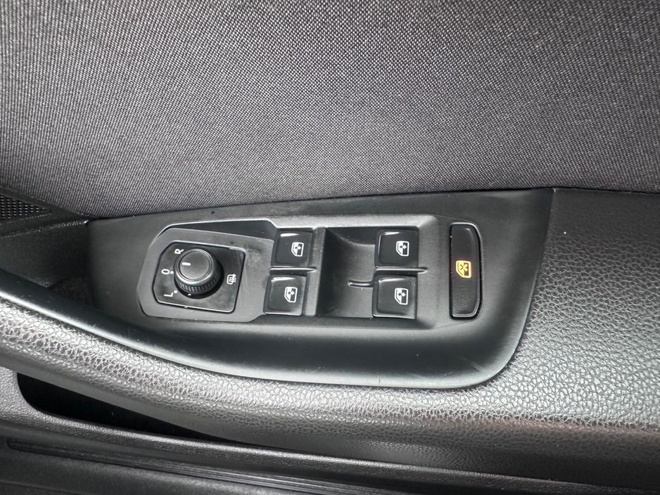 2017 Volkswagen Passat - image 25