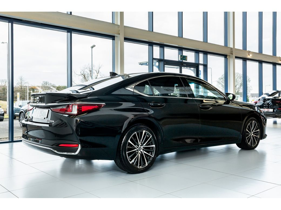 2023 Lexus ES 300 H - image 9