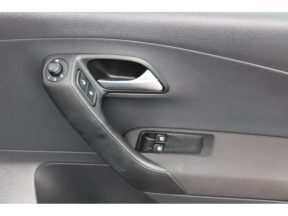 2016 Volkswagen Polo - image 13