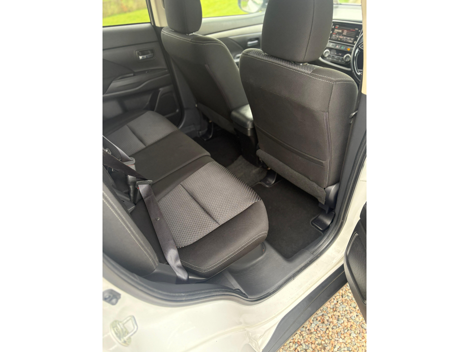 2018 Mitsubishi Outlander - image 9