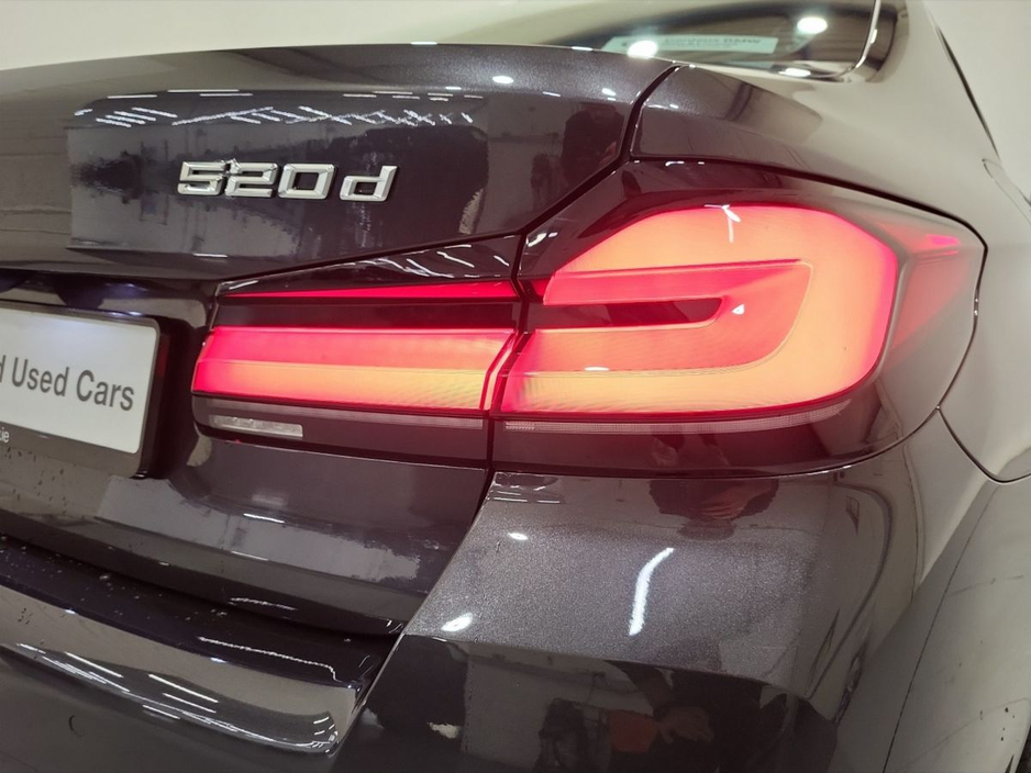 2022 BMW 5 Series - image 20